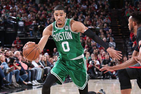 中國男籃20分大勝波黑引熱議！媒體人：25中12的3分球，難得一見